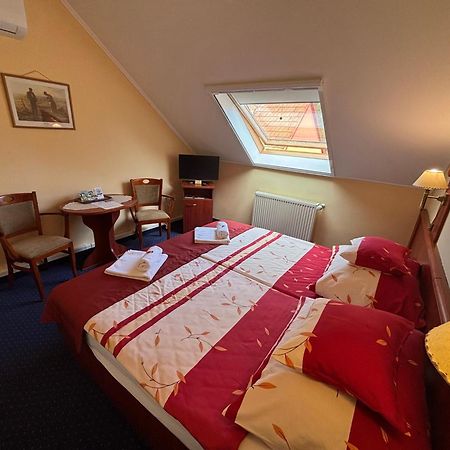 Boglarka Panzio - Etterem Hotel Mezokovesd Luaran gambar
