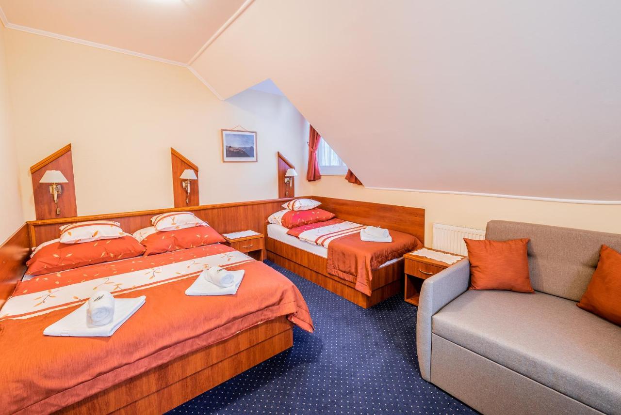 Boglarka Panzio - Etterem Hotel Mezokovesd Luaran gambar