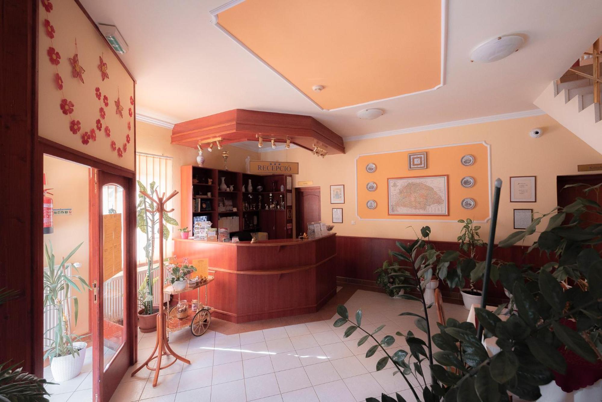 Boglarka Panzio - Etterem Hotel Mezokovesd Luaran gambar