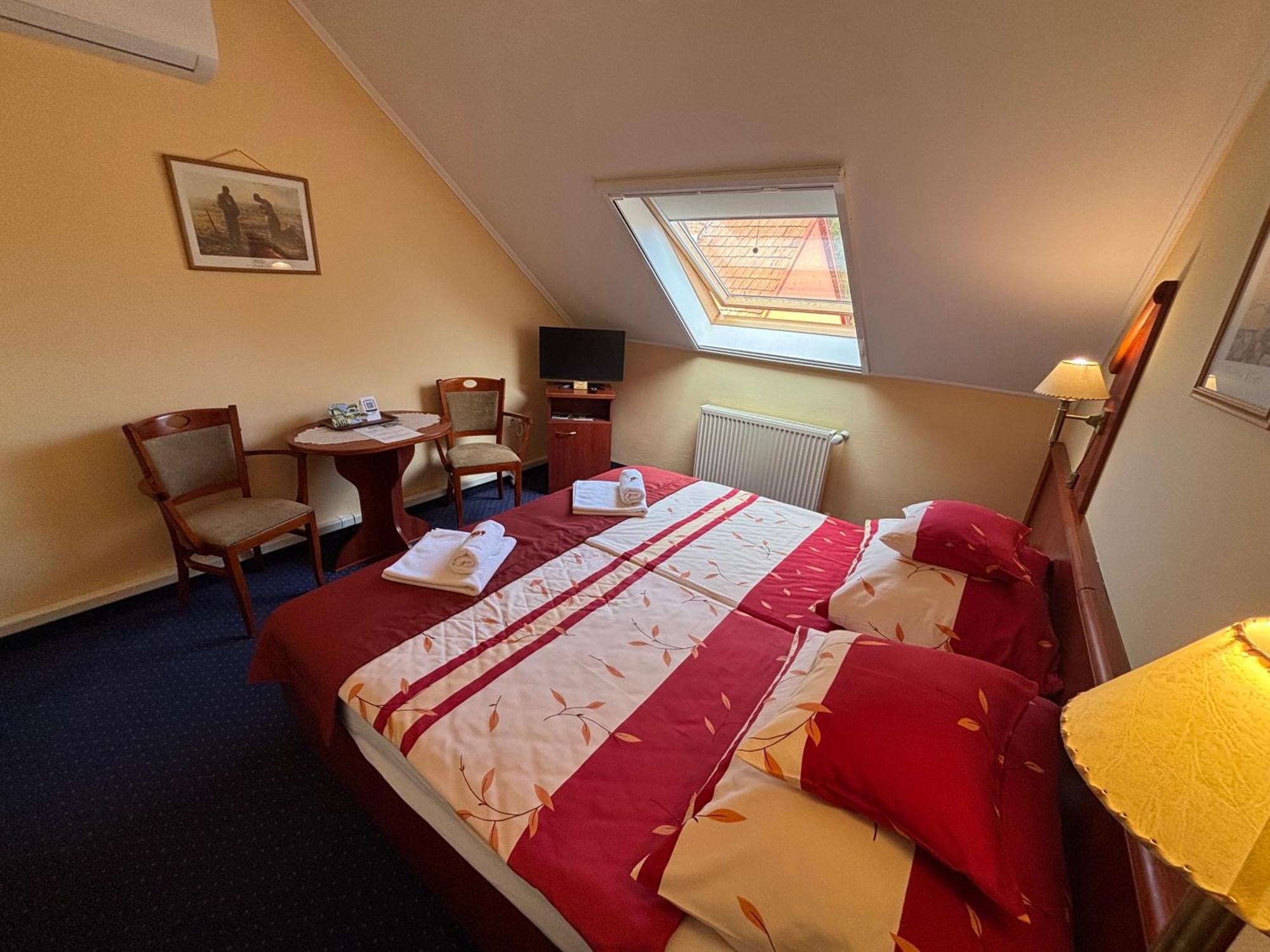 Boglarka Panzio - Etterem Hotel Mezokovesd Luaran gambar