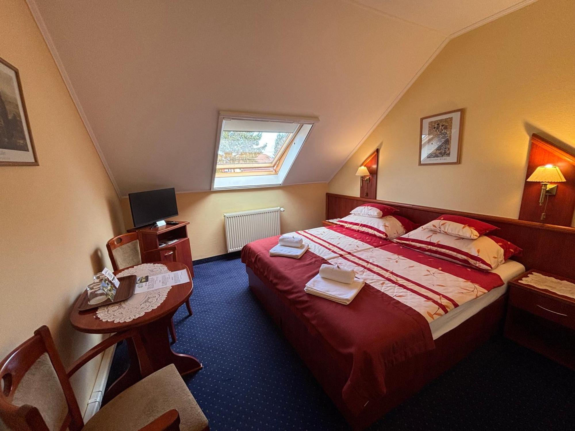 Boglarka Panzio - Etterem Hotel Mezokovesd Luaran gambar
