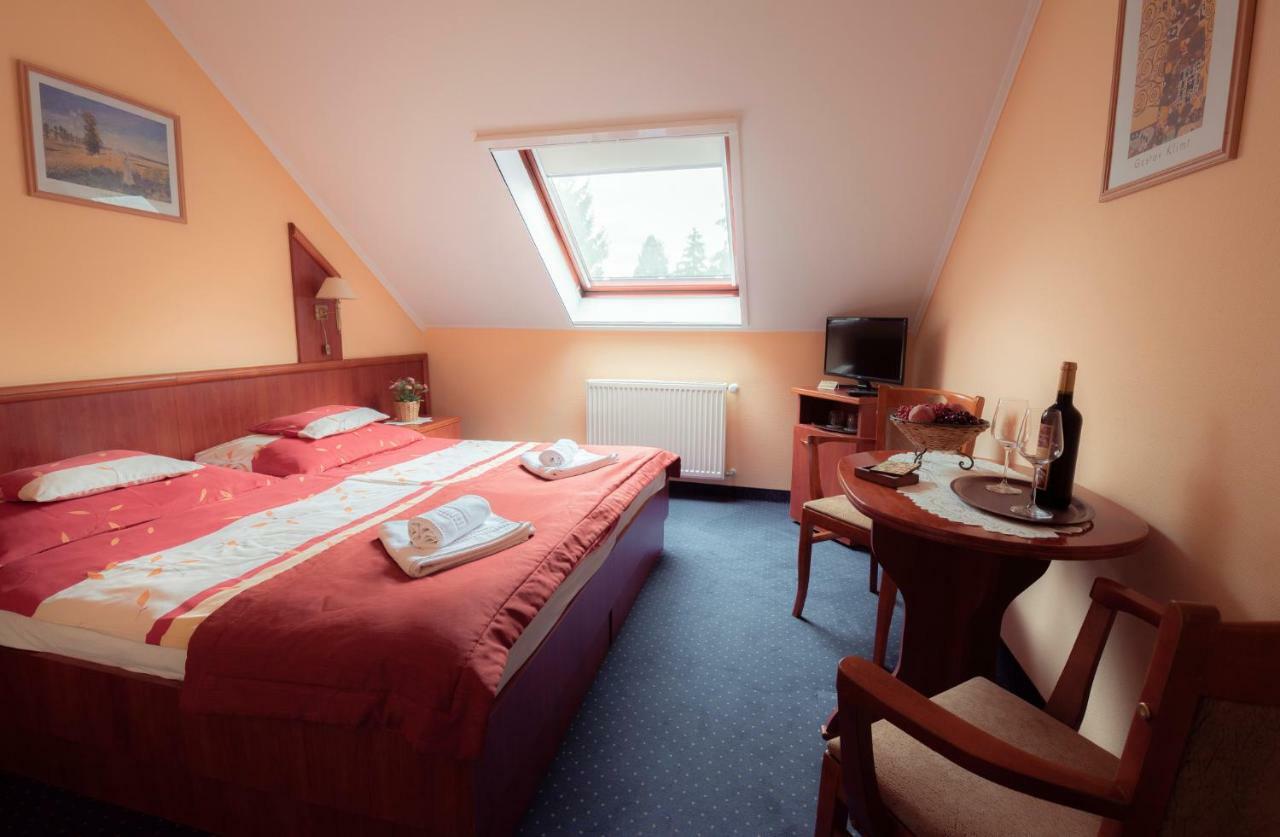 Boglarka Panzio - Etterem Hotel Mezokovesd Luaran gambar